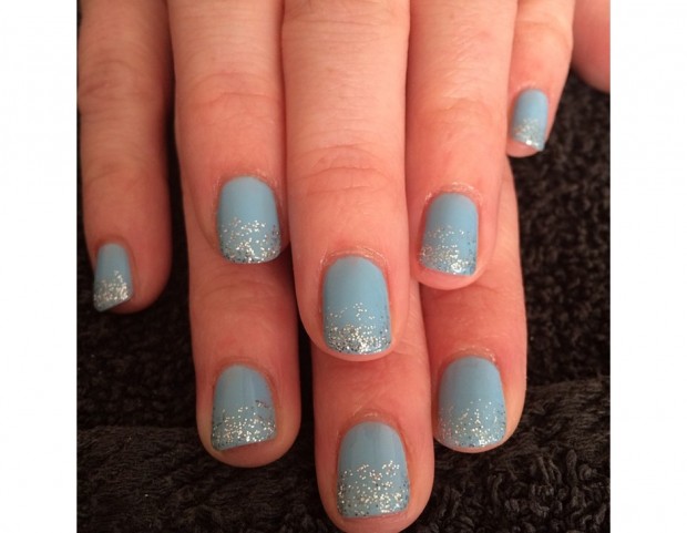 Smalto azzurro con french glitter