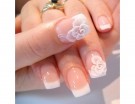 Rose bianche per la french manicure