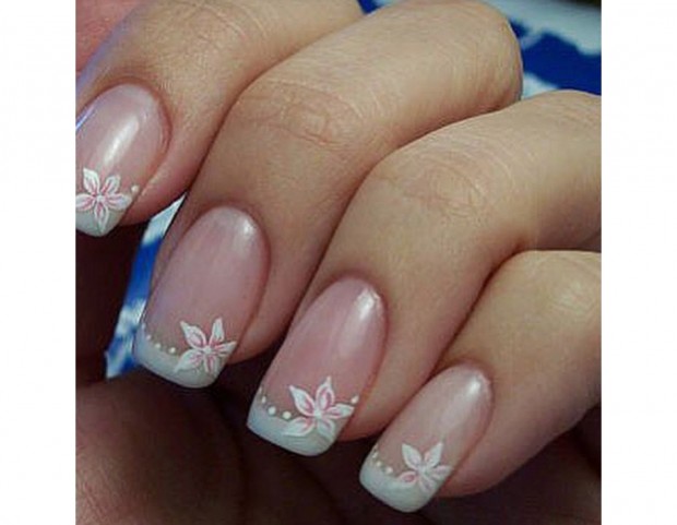 Piccoli fiori arricchiscono la french manicure