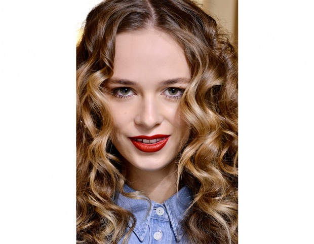 Avere capelli luminosi e disciplinati è il sogno di tutte, soprattutto delle ragazze con i capelli mossi. Scopri come fare!