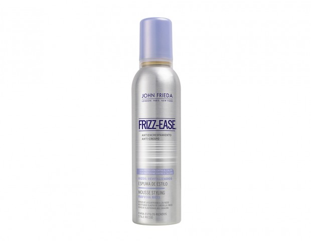 Applica una mousse e pettinala prima dello styling