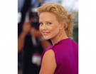 Raccolto morbido e riccio per Charlize nel 2004