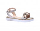 Flatform, total white con dettagli preziosi