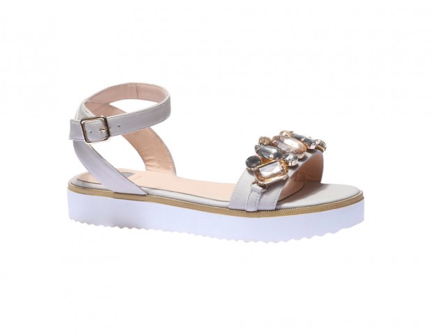 Flatform, total white con dettagli preziosi