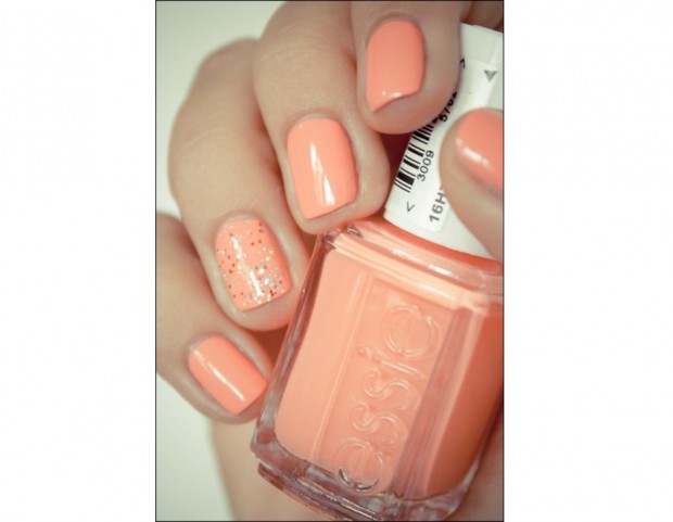Corallo chiaro con accent manicure brillante