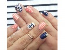 Smalto corallo, bianco e blu per la manicure