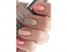 Glitter dorati sullo smalto corallo e nude