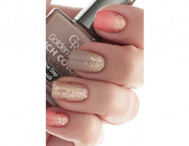 Glitter dorati sullo smalto corallo e nude