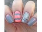Mix & match manicure con dettagli corallo