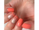 Motivi geometrici per la manicure corallo