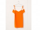 Modello “off shoulder” in collore neon