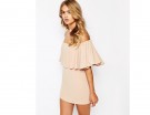 Modello “off shoulder” con maxi ruches color cipria