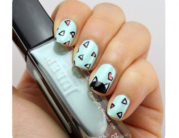 Triangolini colorati e gatto nero per l’accent manicure