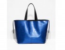 In pelle metallizzata blu elettrico