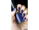 Sottili linee dorate su base blu