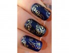 Intricati arabeschi dorati su base blu