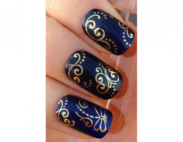 Intricati arabeschi dorati su base blu