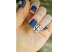 Blu glitter per la manicure con ancora