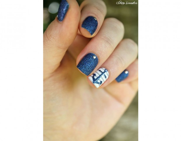 Blu glitter per la manicure con ancora