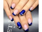 French manicure con dettagli luminosi