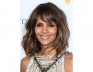 Anche Halle Berry ha, di recente, sfoggiato un long bob con soft waves