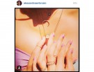 …ha pubblicato questa manicure rosa-lilla glitterata e sfumata sul suo profilo Instagram