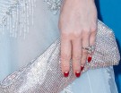 ..ha sfoggiato una reverse manicure rossa sul red carpet