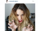 Vanessa sfoggia una manicure “leonina” nera e oro