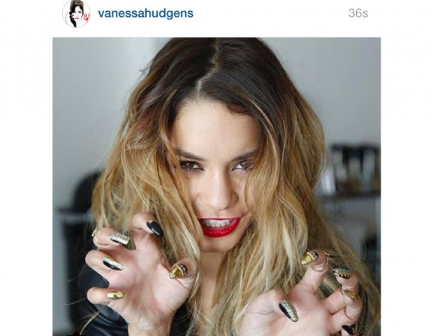 Vanessa sfoggia una manicure “leonina” nera e oro