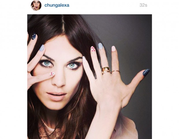 Alexa si diletta spesso a realizzare nail art pazzerelle