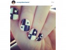 …e ci mostra questa nail art bianca e nera, a tema “domino”