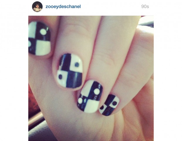 …e ci mostra questa nail art bianca e nera, a tema “domino”