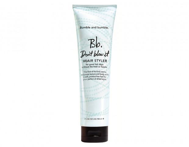 La prima crema leave-in, unica nel suo genere, che liscia i capelli crespi e dona loro volume per un look casual