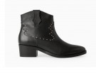 Stivaletto in pelle con micro borchie