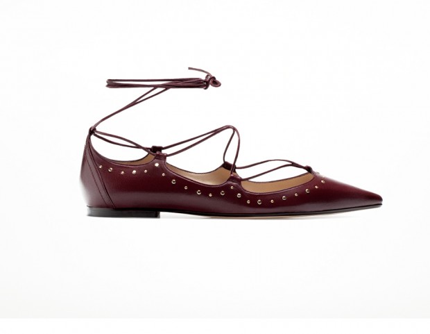Ballerine “lace up” in colore di tendenza con micro borchie