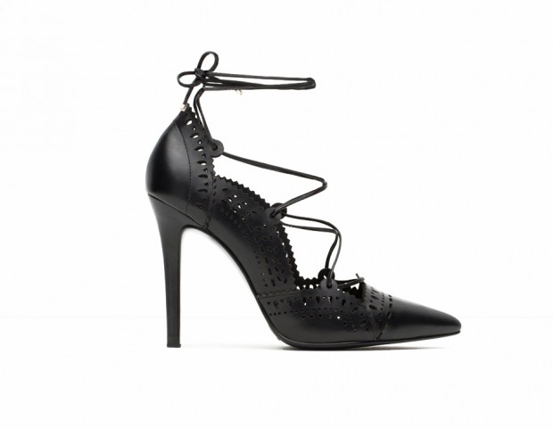 Decolletè in pelle total black con lacci