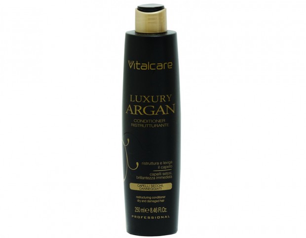 Formula arricchita con 6 olii nutrienti, apporta nutrimento intenso ai capelli secchi e ristruttura quelli danneggiati