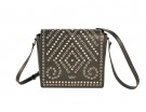 Rock-chic, in pelle nera e micro borchie