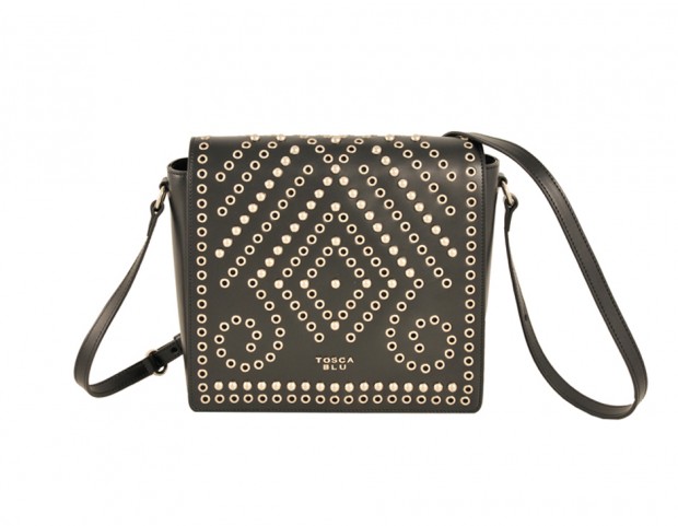 Rock-chic, in pelle nera e micro borchie