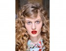 Capelli lunghi con boccoli e ciuffo laterale