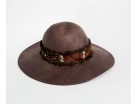 Cappello in feltro con fascia a piume
