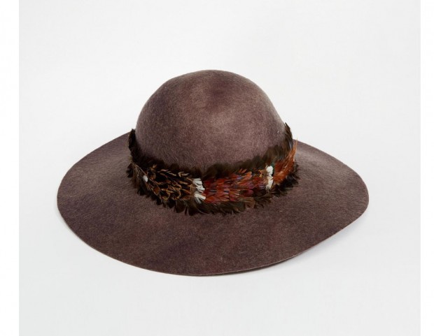 Cappello in feltro con fascia a piume