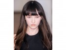 Capelli lisci e frangia netta, non scalata