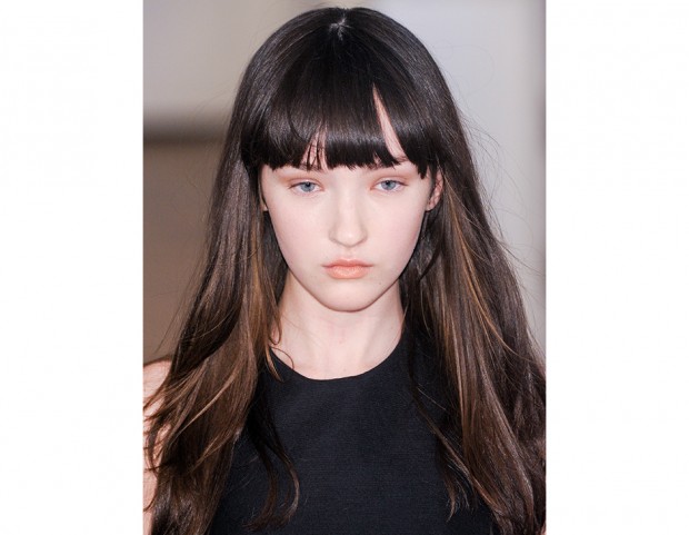 Capelli lisci e frangia netta, non scalata