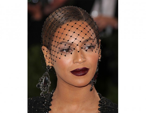 Beyoncé sceglie un rosso sangue scuro e cremoso