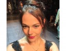 Chignon alto e morbido per Kinga Rajzak, modella D&G