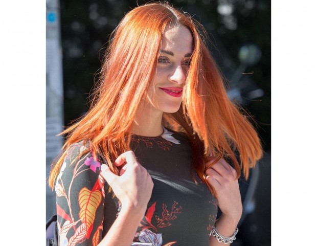 Il rosso rame rimane un colore di capelli di estrema tendenza anche per il 2016. In foto una modella di Emporio Armani