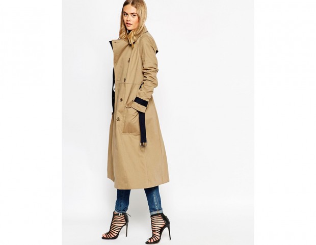 Trench beige con dettagli neri a contrasto