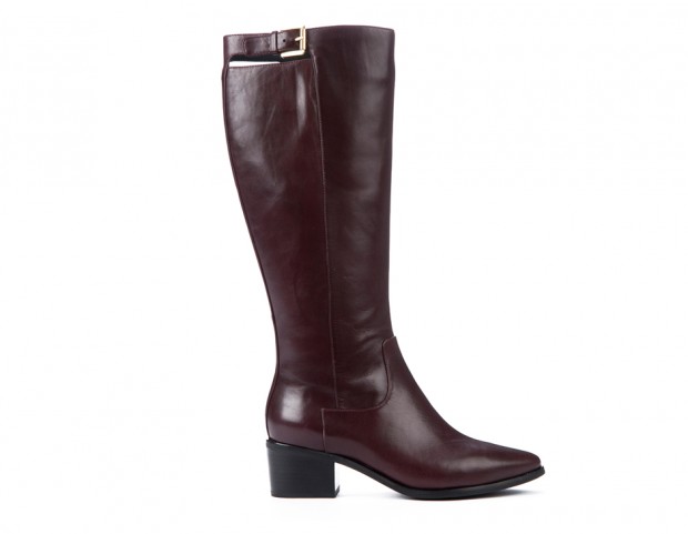 In pelle bordeaux con punta