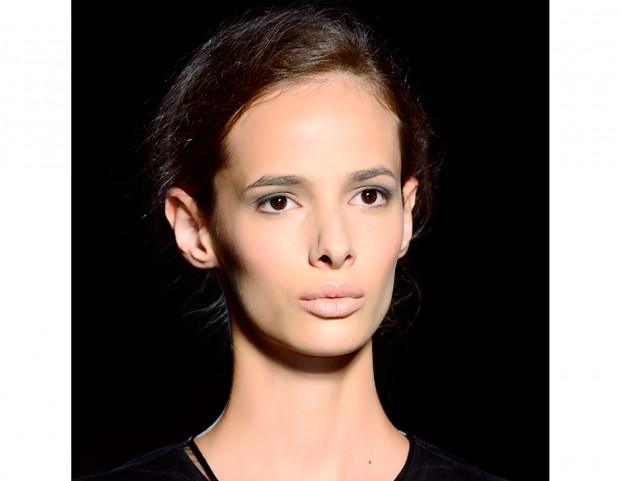 Trucco grigio per occhi scuri